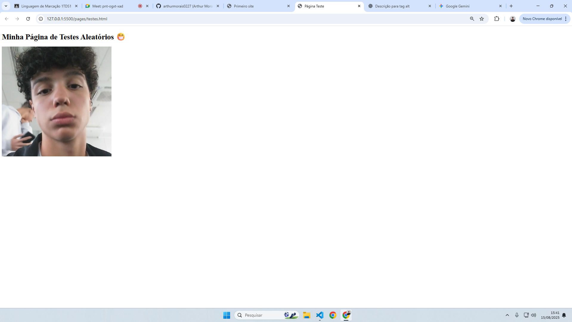Print da tela de um site com um rapaz de cabelo encaracolado